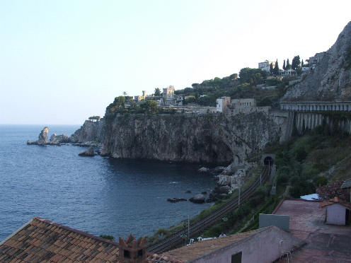 Taormina - Sicilia - Messina - suggestivo costone roccioso a picco sul mare