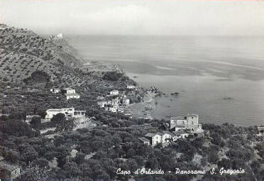 Una foto antica della suggestiva baia di San Gregorio. Lo scatto del 1963 fa notare la bella insenatura il mare ed alcune case