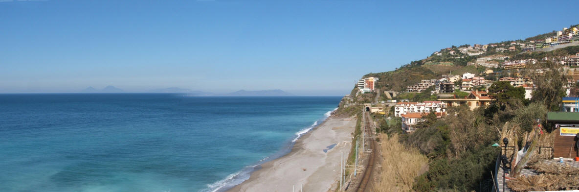 Una delle belle spiagge della citt turistica siciliana di gioiosa marea situata in sicilia di fronte all'arcipelago eoliano