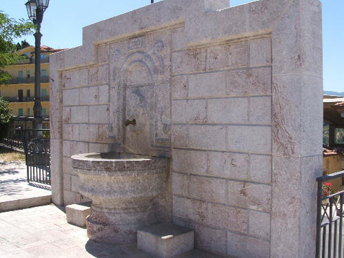 Una fontana nel centro di San Marco d'Alunzio