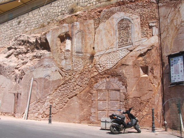 Bassorilievo scultura su muro in pietra a San Marco d'Alunzio