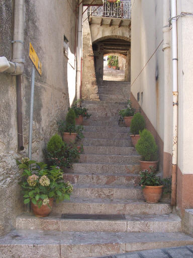Un particolare vicolo storico ed un angolo suggestivo della citt di San Marco d'Alunzio