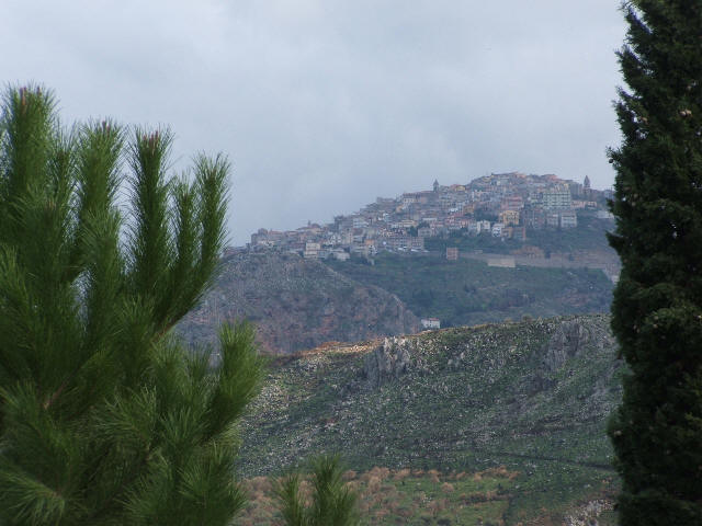 Una bella veduta panoramica dell'antico paese siciliano di S. Marco d'Alunzio