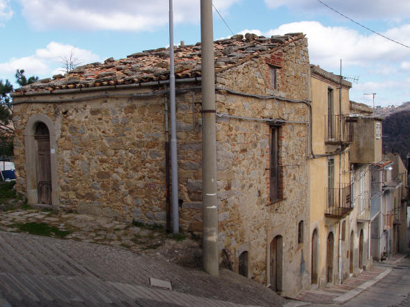 Ucria - Caratteristica costruzione (3) nel centro storico
