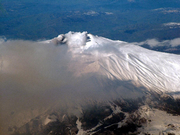 Il Vulcano Etna innevato ripreso dal una bellisima e suggestiva foto aerea. Si tratta del Vulcano pi altro d'Europa situato nel territorio catanese