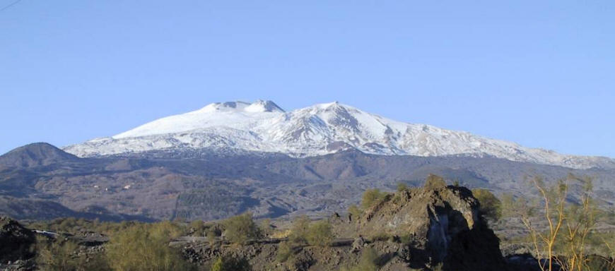 L'Etna e la sua spettacolare neve. Il Vulcano , attualmente in attivit ed  tra i pi importanti a livello mondiale