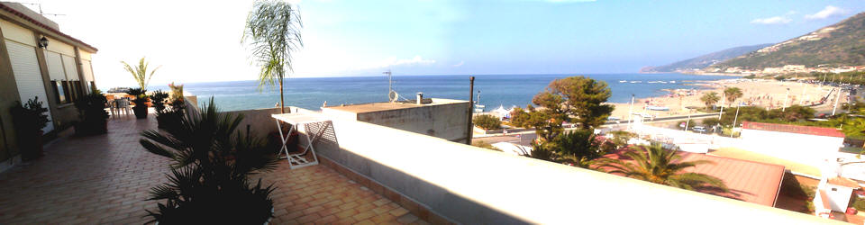 Brolo - Sicilia: Terrazzo Casa Vacanza in attico sul mare BR07
