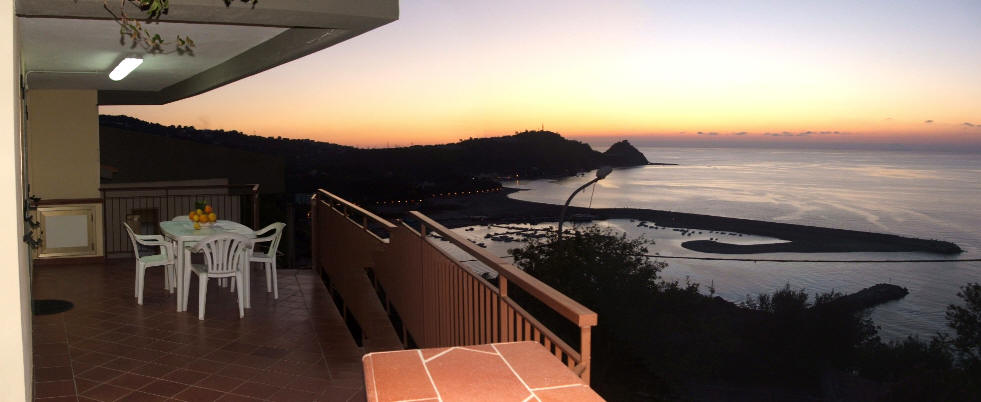 Terrazzo e vista mare al tramonto Casa Vacanze di Capo d'Orlando Sicilia A35G