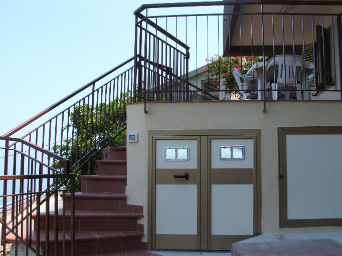 Il terrazzo e le scale di ingresso della Casa Vacanze di Capo d'Orlando Sicilia A35G