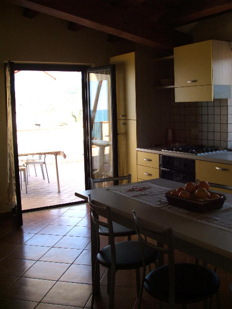 Cucina e terrazzo Casa Vacanza di Capo d'Orlando Sicilia CD25