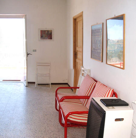 Divanetto in soggiorno - Casa Villa Vacanze di Militello Rosmarino MR01