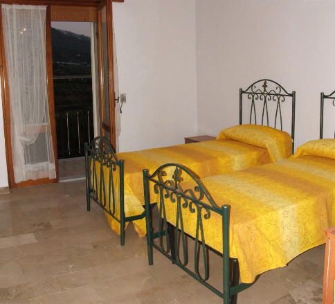 Rocca di Capri Leone: Camera da letto n. 2 casa vacanze in Sicilia RC02