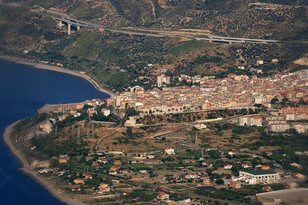 Vista aerea di Santo Stefano di Camastra e dell'attiguo mar Tirreno a circa 2,5 Km dalla casa Cod. SC01
