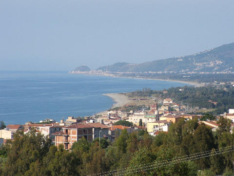 Un'ampia veduta del litorale siciliano che abbraccia le varie citta della costa da Sant'Agata di Militello a Capo d Orlando