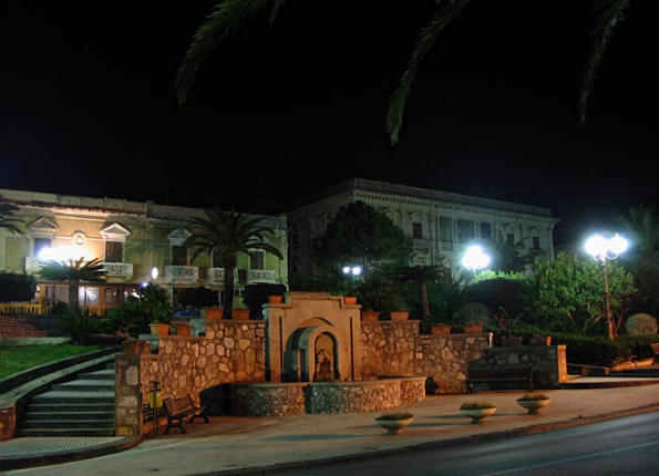 La bella villa di Gioiosa Marea (Messina) con la sottostante fontana di fronte al panoramico e suggestivo Canap
