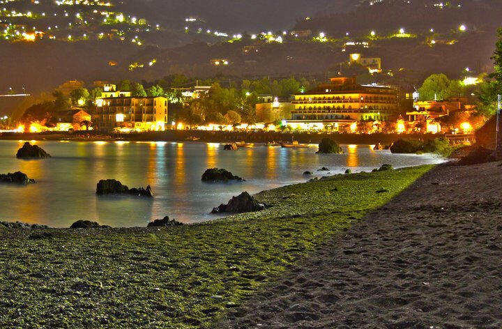 Spiaggia di San Gregorio di notte a Km 6 dalla casa avcanzadi Rocca di Capri Leone - Sicilia Cod. RC47