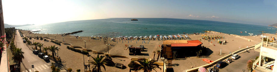 Brolo - Sicilia: Spiaggia a 50 m. dalla Casa Vacanza sul mare BR08