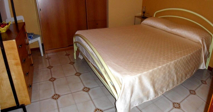 Brolo - Sicilia: Camera da letto Casa Vacanza sul mare BR08