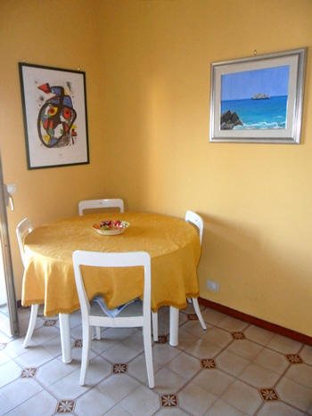 Brolo - Sicilia: Tavolo in cucina - Casa Vacanza sul mare BR08