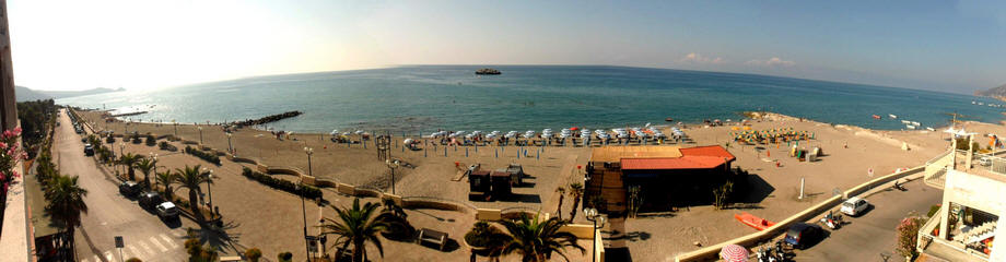 Brolo - Sicilia: Spiaggia vista dal terrazzo della casa vacanza BR07