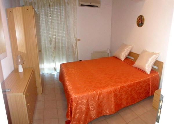 Brolo - Sicilia: Camera da letto n. 1 - Casa Vacanze in attico sul mare BR07