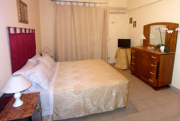 Brolo - Sicilia: Camera da letto n. 3 - Casa Vacanze in attico sul mare BR07