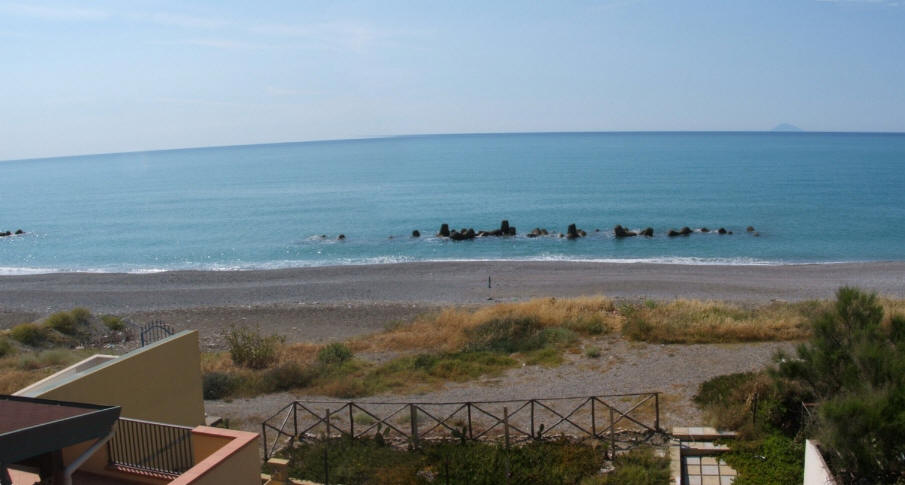 La spiaggia di fronte alla casa Vacanza di Capo d'Orlando Sicilia CD25