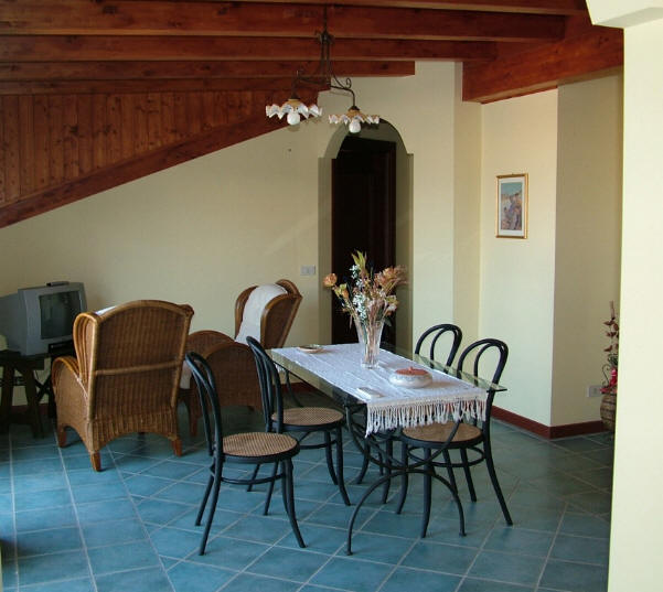 Foto 2 soggiorno cucina della Casa Vacanza di Capo d'Orlando Sicilia CD28
