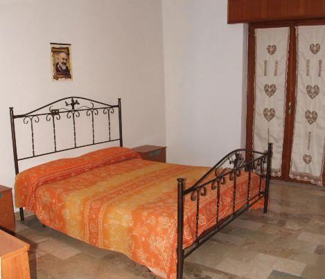 Rocca di Capri Leone: Camera da letto n. 1 casa vacanze in Sicilia RC02